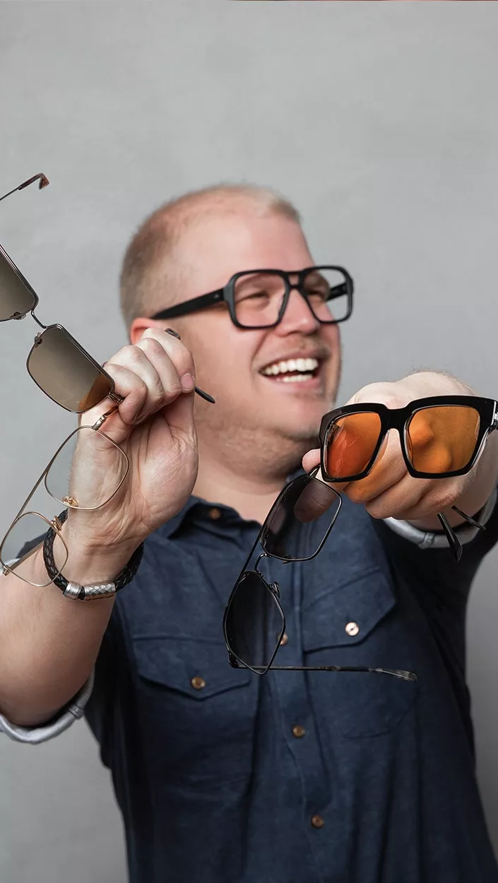 Simon Sassenrath mit verschiedenen Brillen