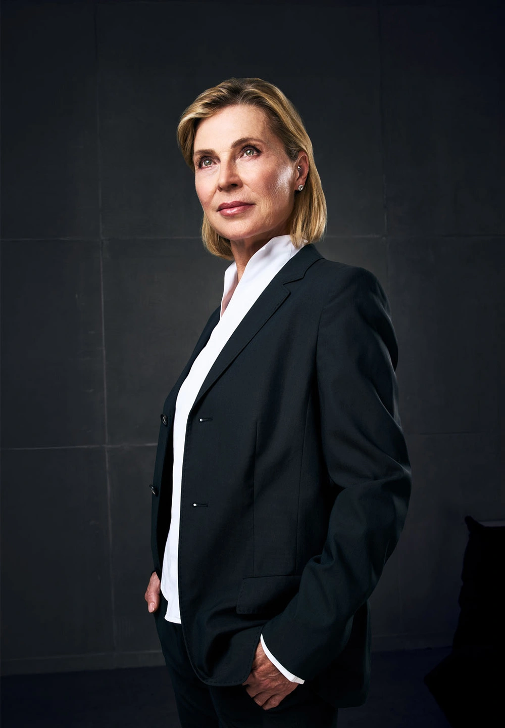 Frau mit modernem Tik Titan Hörgerät im Ohr